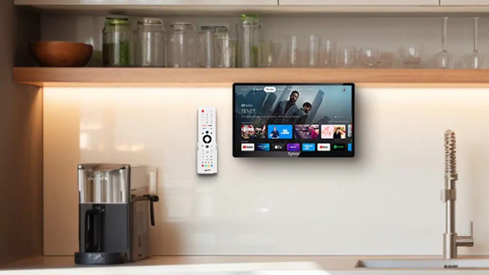 Sylvox Smart TV en afstandsbediening in moderne keuken setting.