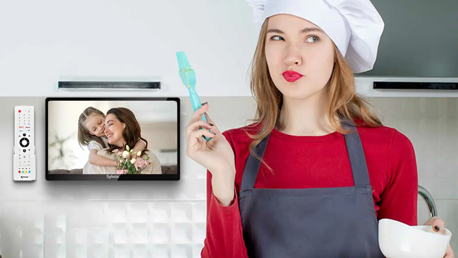 Vrouw in chef-kok muts met spatel in de buurt van TV met familie. Sylvox 