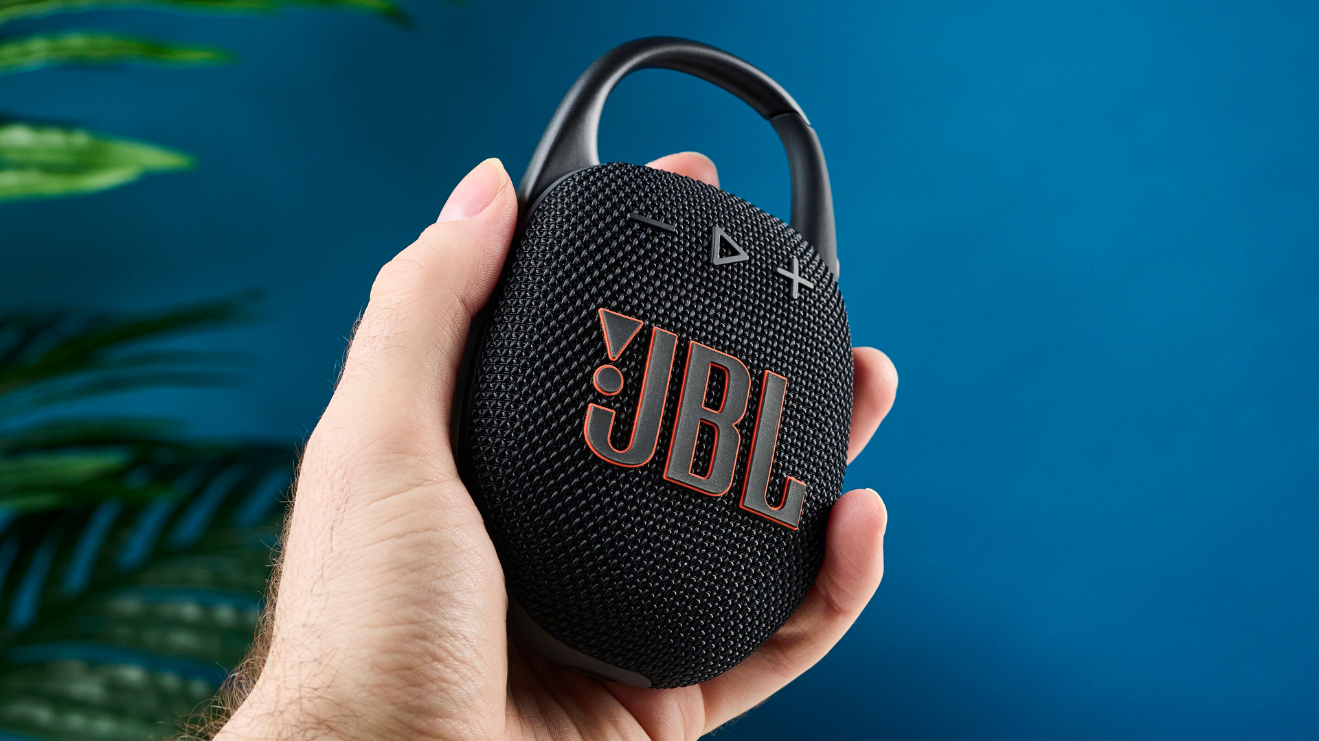 Een zwarte JBL Clip 5 draagbare Bluetooth-luidspreker
