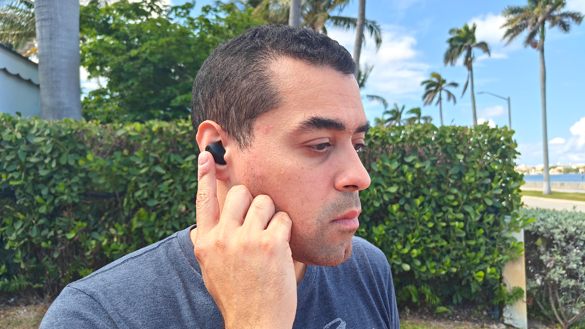 Sennheiser Accentum True Wireless gedragen door recensent Alex Bracetti die ruisonderdrukking test