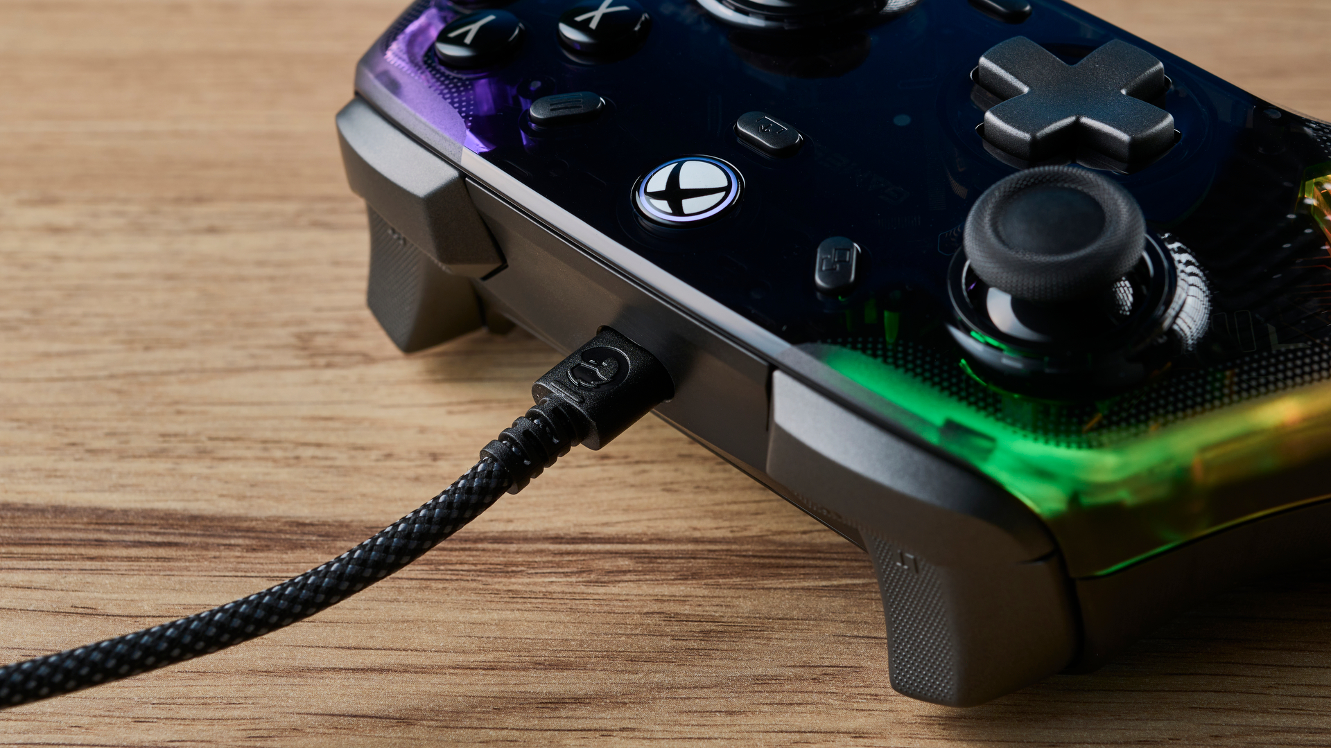 De GameSir Kaleid bedrade Xbox/PC-controller.  De foto is een close-up van de draad en de Xbox-knop.