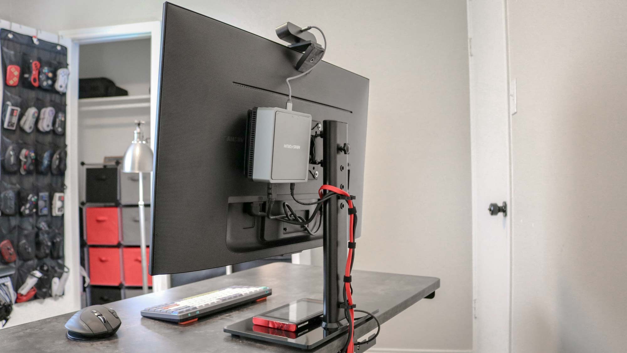 Een mini-pc gemonteerd achter een monitor om bureauruimte te besparen