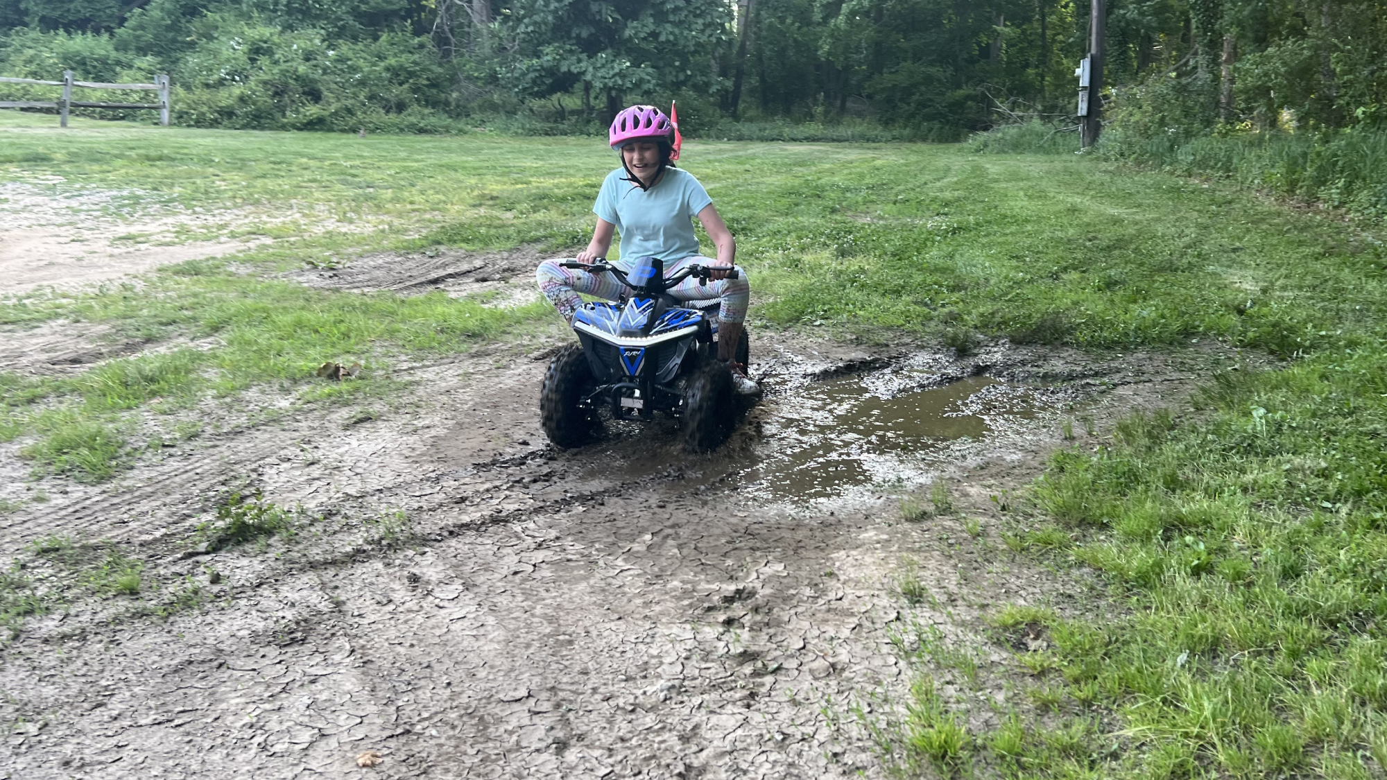 Meisje rijdt Droyd Fury ATV door de modder