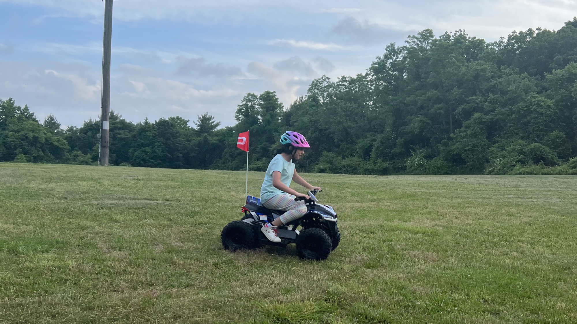 Meisje rijdt op Droyd ATV door grasveld