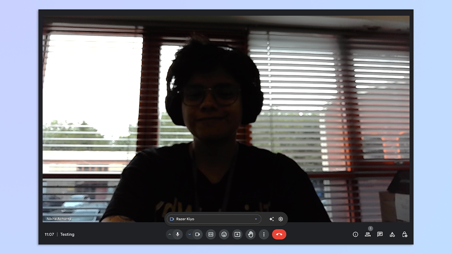 Een screenshot van een persoon die tegen een helder raam zit, gemaakt met een Razer Kiyo-webcam
