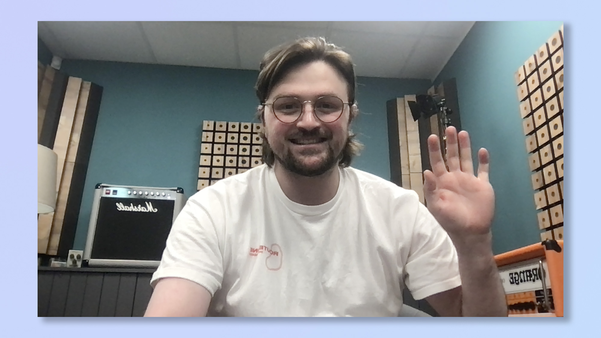 Een foto van Reviews-redacteur Peter Wolinski, zwaaiend naar de camera. Een screenshot van de beeldkwaliteit van de interne HD-webcam van de MacBook Pro uit 2019.