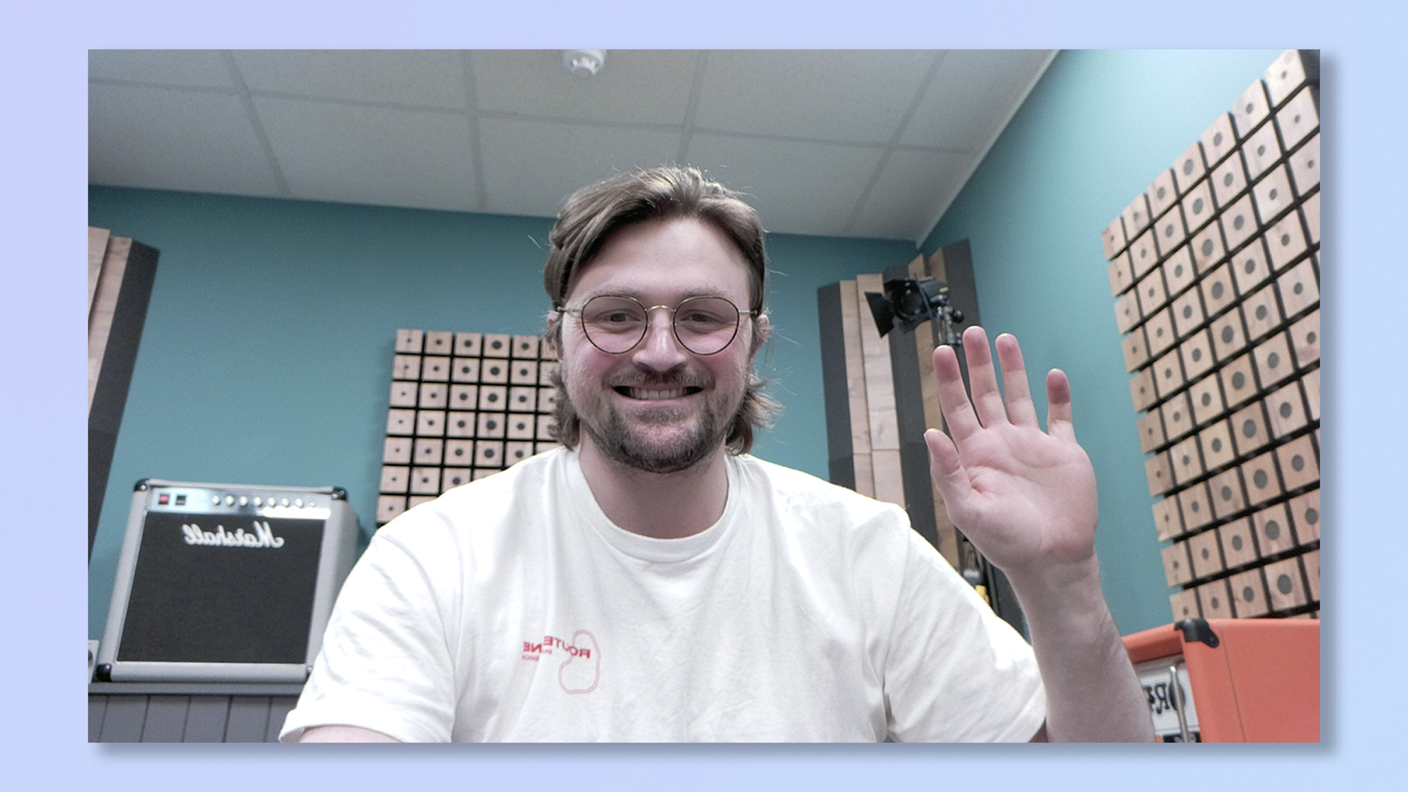 Een foto van Reviews-redacteur Peter Wolinski, zwaaiend naar de camera. Een screenshot van de beeldkwaliteit van de Opal C1-webcam.