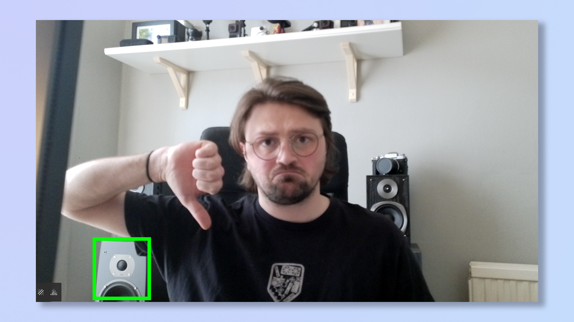 Een screenshot van review editor Peter Wolinski die de Opal C1 gebruikt. Peter is onscherp. Een groen vak markeert de achtergrond, die in plaats daarvan scherp is.