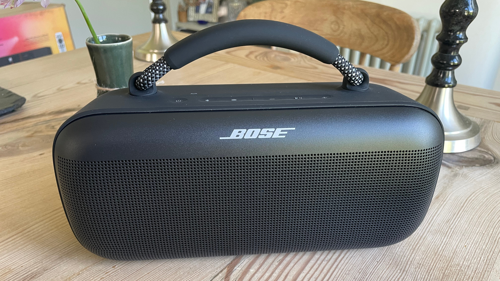 Bose SoundLink Max op een keukentafel
