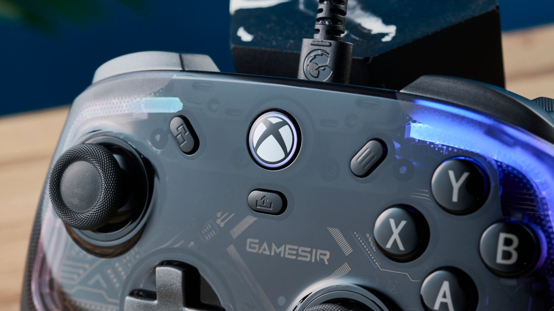 De GameSir Kaleid bedrade Xbox/PC-controller.  De foto is een close-up van de Xbox-knop.