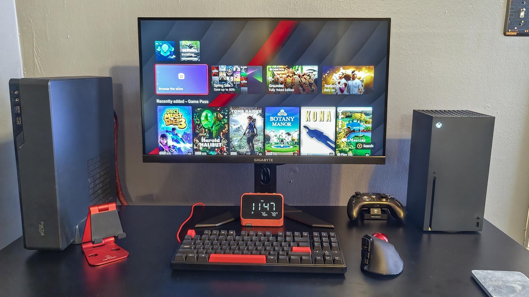 Een Xbox Series X op een bureau naast een pc