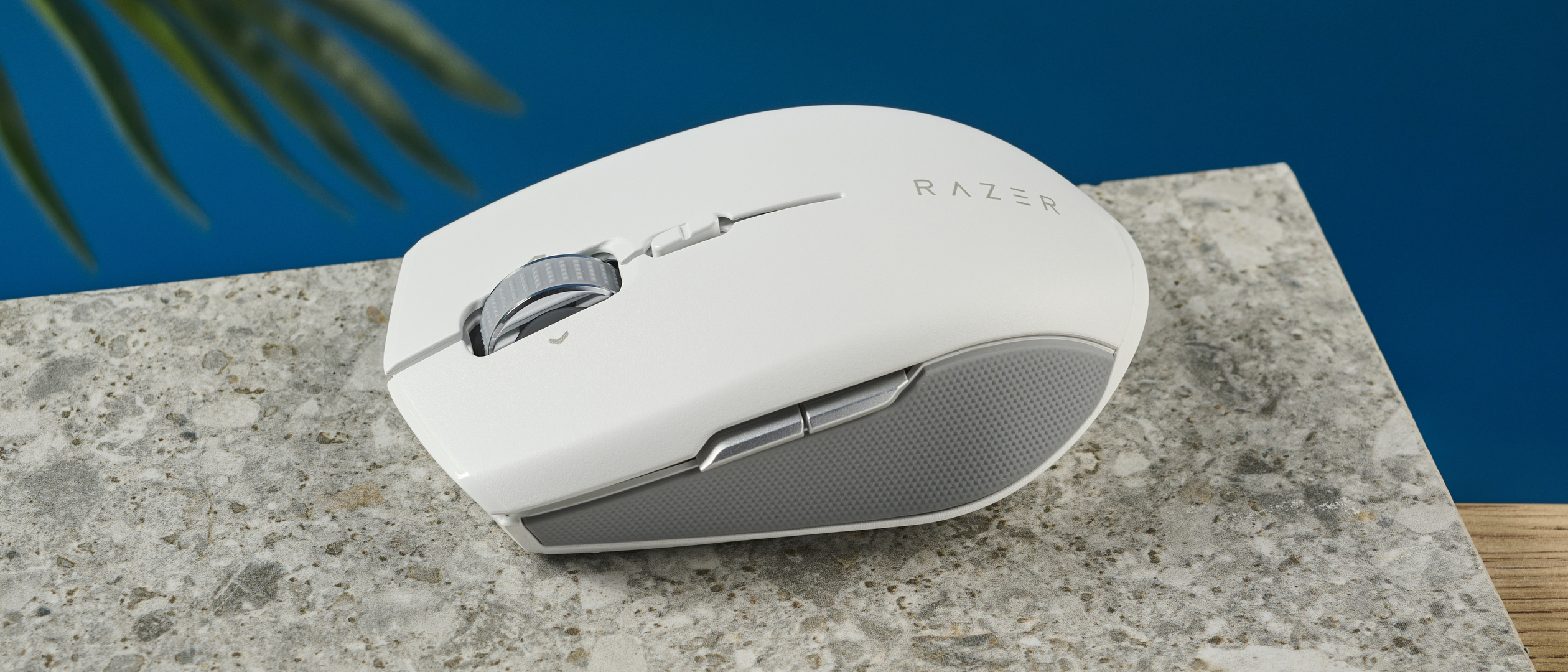Een witte Razer Pro Click Mini draadloze muis op een marmeren plaat